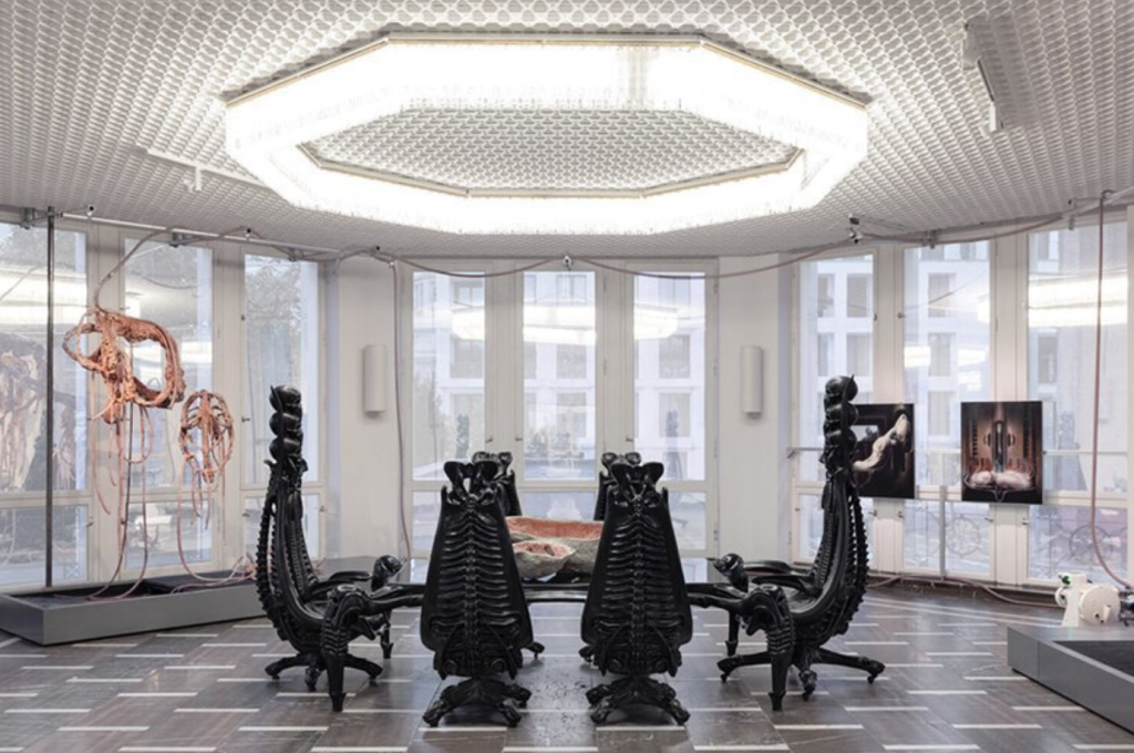 H.-R.-Giger-&-Mire-Lee-criam-obras-sinistras-e-sensuais-em-Berlim-07 H.-R.-Giger-&-Mire-Lee-criam-obras-sinistras-e-sensuais-em-Berlim-07