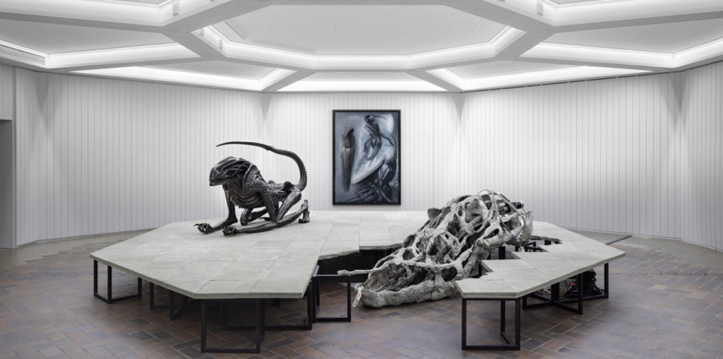 H.-R.-Giger-&-Mire-Lee-criam-obras-sinistras-e-sensuais-em-Berlim-09 H.-R.-Giger-&-Mire-Lee-criam-obras-sinistras-e-sensuais-em-Berlim-09