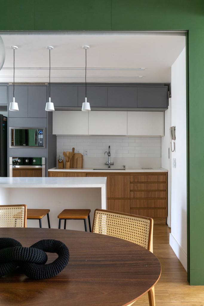 projeto-amplia-area-social-e-integrou-ambientes-em-ape-para-um-jovem-casal-casa.com-paprica-arquitetura-andre-nazareth-12-cozinha Cozinha com bancada, com móveis nas cores branca e cinza