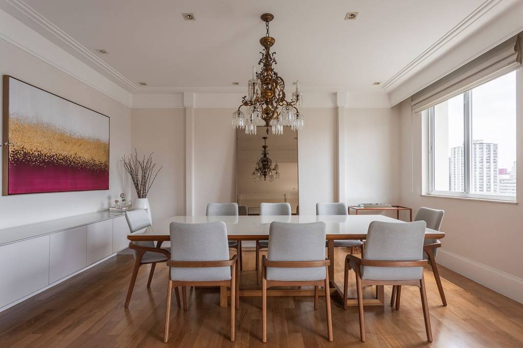 projeto-mescla-arquitetura-neoclassica-com-mobiliario-contemporaneo-casa.com-gabriela-casagrande-arquitetura-thiago-travesso-13 sala de jantar é composta pela mesa, em madeira e laca branca, e cadeiras também em madeira e linho cinza claro, projeto por Gabriela Casagrande Arquitetura