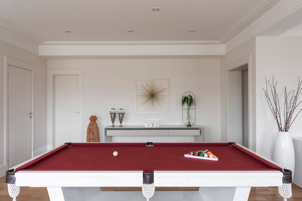 projeto-mescla-arquitetura-neoclassica-com-mobiliario-contemporaneo-casa.com-gabriela-casagrande-arquitetura-thiago-travesso-15 Mesa de sinuca com tampo em tecido vermelho, por Gabriela Casagrande Arquitetura