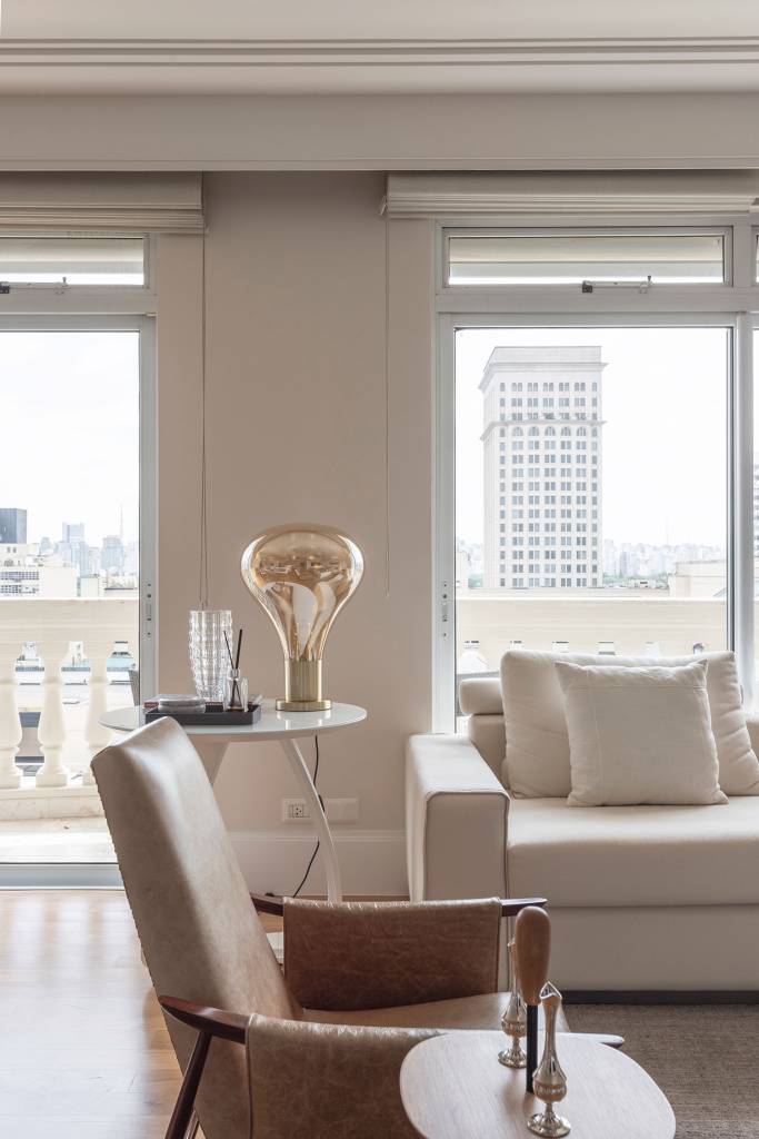projeto-mescla-arquitetura-neoclassica-com-mobiliario-contemporaneo-casa.com-gabriela-casagrande-arquitetura-thiago-travesso-23 Janelas com vista para cidade de São Paulo
