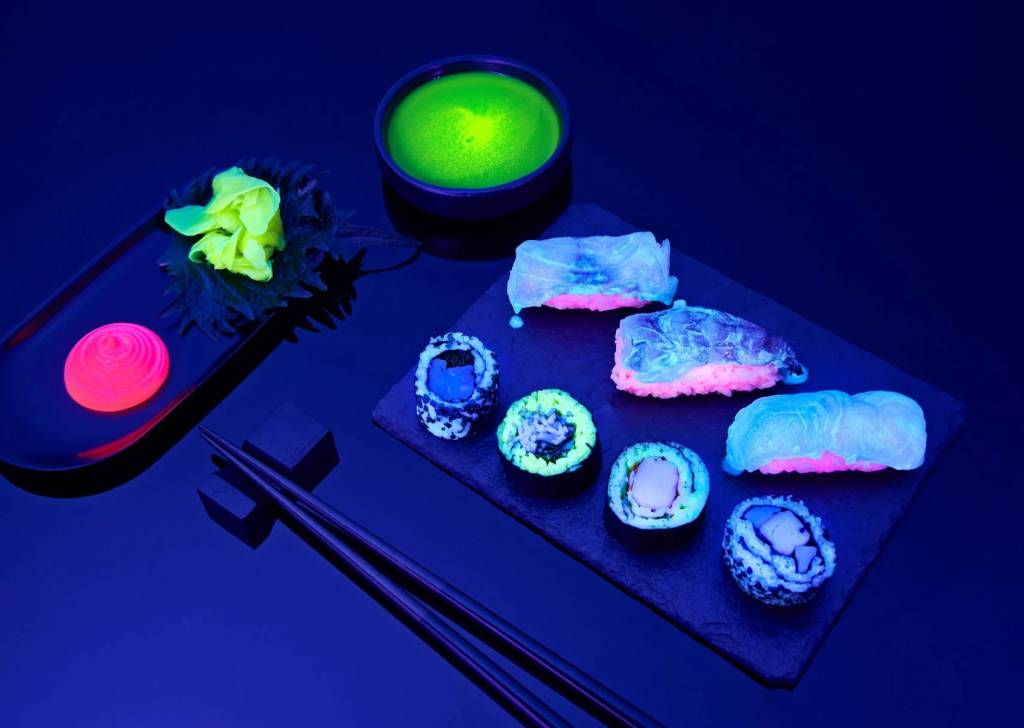 sushi-brilha-no-escuro-dezeen-no-prato-02 sushi-brilha-no-escuro-dezeen-no-prato-02