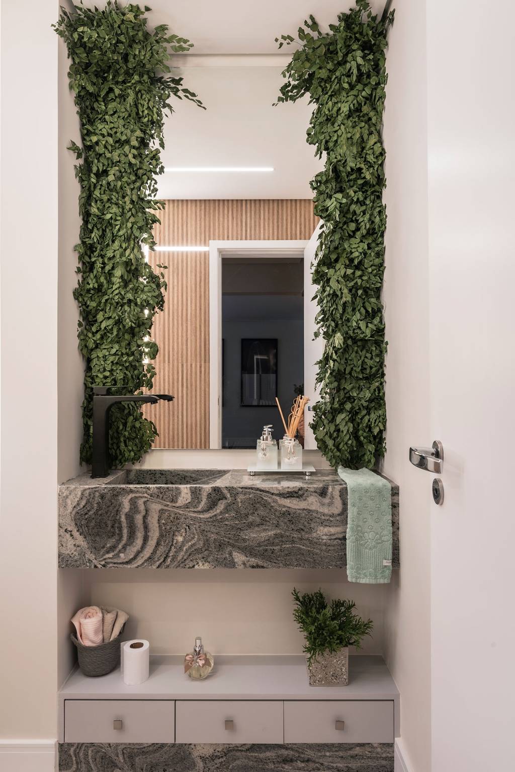 Como decorar o lavabo? Confira dicas práticas para colocar a mão na massa