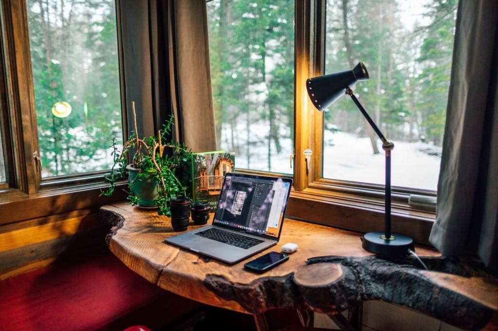 14-plantas-preferidas-de-cada-continente-casa.com-home-office-mesa-de-tronco-de-madeira-natural-com-planta-ao-lado-do-computador-unsplash-roberto-nickson 14-plantas-preferidas-de-cada-continente-casa.com-home-office-mesa-de-tronco-de-madeira-natural-com-planta-ao-lado-do-computador-unsplash-roberto-nickson