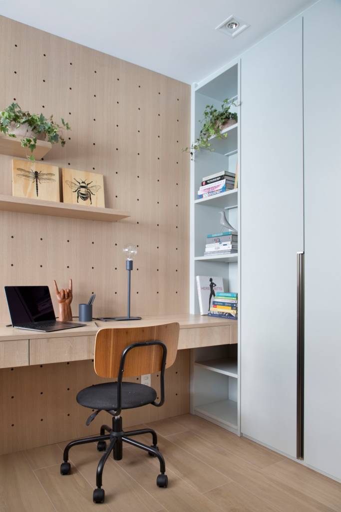 15-estilo-escandinavo-e-cultura-japonesa-inspiram-este-ape-de-145-m-2 Home office com madeira