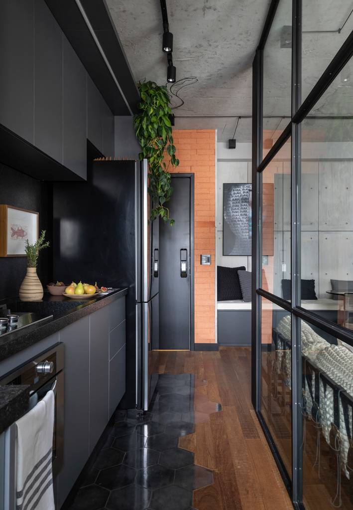 18-estilo-industrial-e-decor-cosmopolita-marcam-este-ape-de-50-m2 Cozinha preta
