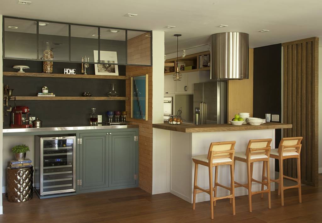2-bar-em-casa-aprenda-como-transformar-esse-cantinho Barzinho ao lado de cozinha americana