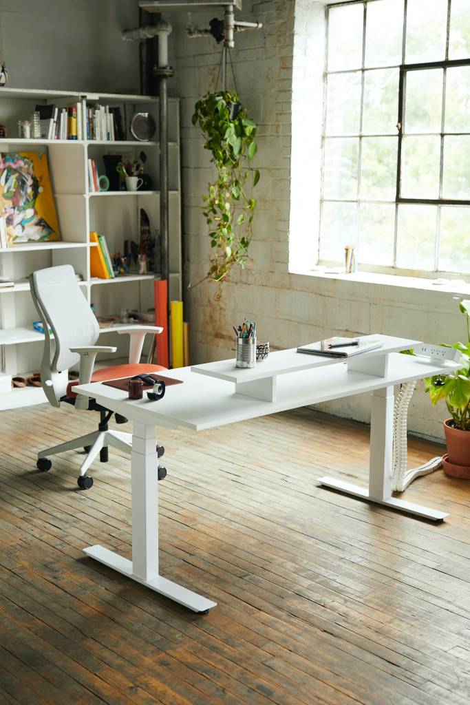 4-como-escolher-uma-cadeira-de-escritório-para-o-seu-home-office Cadeira de escritório em home office colorido com planta