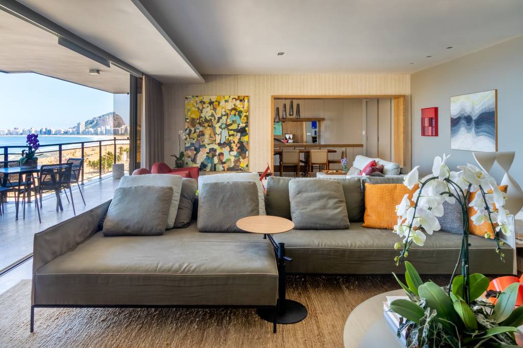 5-apartamento-de-296-m-2-com-vista-incrivel-e-todo-reformado-no-rio Sala de estar design brasileiro sofá cinza e detalhes coloridos