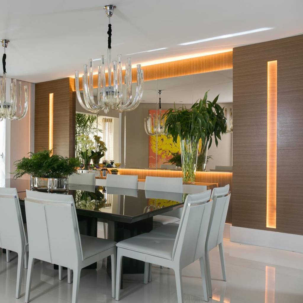 8-espelho-na-sala-de-jantar-como-escolher-cadeiras-brancas-mesa-preta-buffet-com-plantas-em-vasos-de-vidro 8-espelho-na-sala-de-jantar-como-escolher-cadeiras-brancas-mesa-preta-buffet-com-plantas-em-vasos-de-vidro