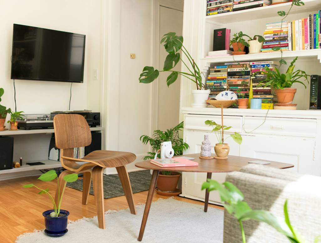 9-como-escolher-uma-cadeira-de-escritório-para-o-seu-home-office Cadeira de escritório. em sala com planta