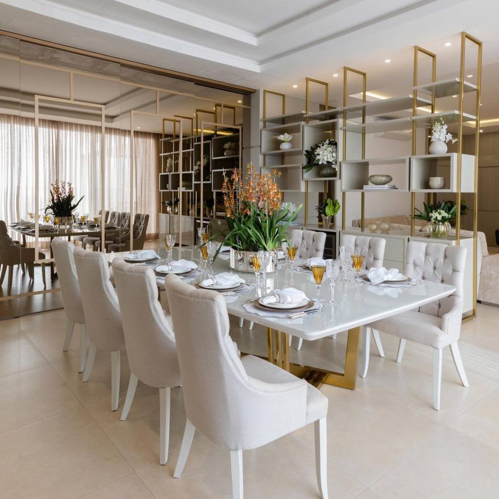 9-espelho-na-sala-de-jantar-como-escolher-mesa-grande-com-8-lugares-espelho-grande-estante-com-nichos 9-espelho-na-sala-de-jantar-como-escolher-mesa-grande-com-8-lugares-espelho-grande-estante-com-nichos