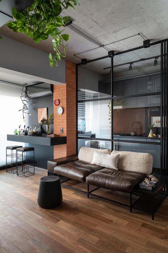 9-estilo-industrial-e-decor-cosmopolita-marcam-este-ape-de-50-m2 Sala integrada a varanda e cozinha