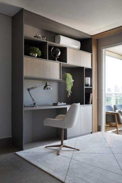 Projeto 016 Arquitetura – Barcelona I Foto Carolina Mossin (19)-estante-home-office Home office pequeno com cadeira branca. Mesa acoplada em estante.
