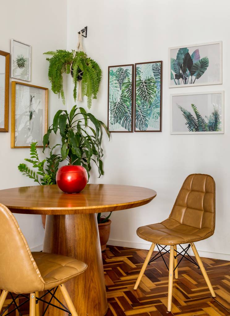 apartamento-alugado-arquiteta Mesa de jantar de madeira com quadros na parede