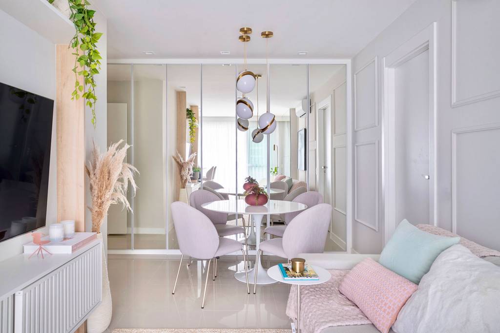 ape-e-projetado-para-ser-refugio-para-mae-com-tres-filhos-pequenos-casa.com-camila-fleck-gustavo-bresciani-10 Sala de jantar com espelho na parece toda, mesa com quatro lugares e luminária pendente