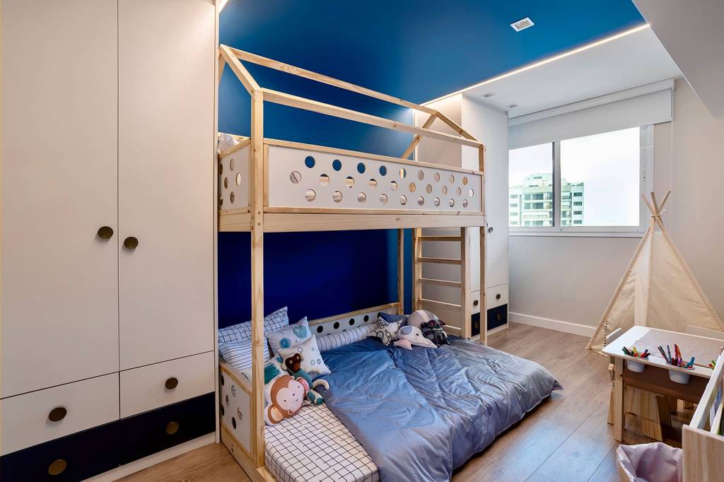 ape-e-projetado-para-ser-refugio-para-mae-com-tres-filhos-pequenos-casa.com-camila-fleck-gustavo-bresciani-20 Quarto com paredes azuis, bicama, com armario ao lado