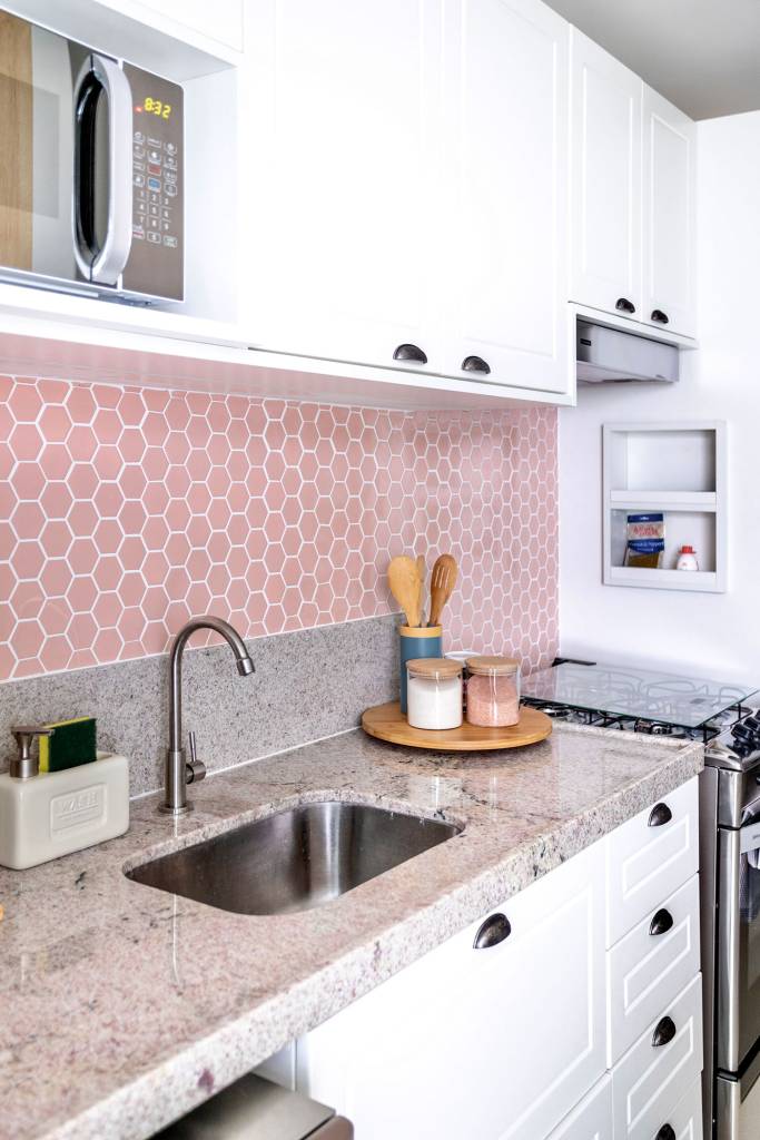 ape-e-projetado-para-ser-refugio-para-mae-com-tres-filhos-pequenos-casa.com-camila-fleck-gustavo-bresciani-8 Bancada da pia, com backsplash de pastiulha haxagonais rosa