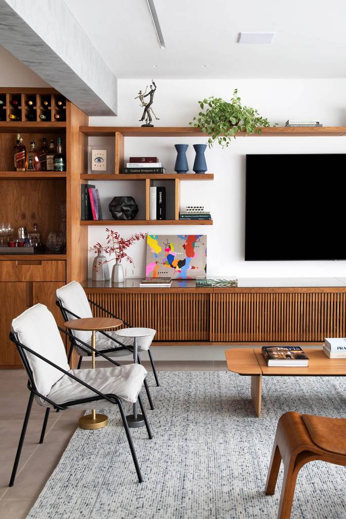 cobertura-no-leblon-vira-o-novo-lar-de-uma-familia-que-buscava-mais-espaco-casa.com-carmen-zaccaro-juliano-colodeti-mca-estudio-8-bar-rack-tv-sala-de-estar cobertura-no-leblon-vira-o-novo-lar-de-uma-familia-que-buscava-mais-espaco-casa.com-carmen-zaccaro-juliano-colodeti-mca-estudio-8-bar-rack-tv-sala-de-estar