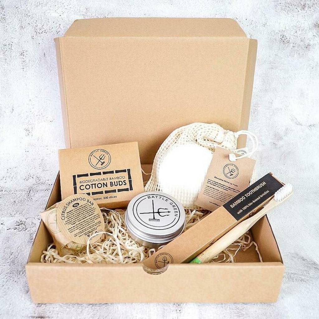 como-preparar-o-quarto-de-hospedes-perfeito-casa.com-unsplash-11-wearth-london-kit-higiene-banho-eco-escova-sabonete-esponja Kit eco com escova de bambu, algodão, esponja e sabonete dentro de caixa de madeira