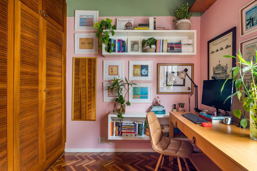 escritorio-rosa-com-verde-plantas-gallery-wall Escritório/home office com marcenaria sob medida e gallery wall
