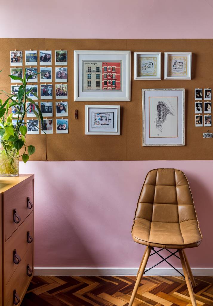 home-office-quadro-de-cortiça-parede-rosa Quadro de cortiça no home office parede verde e rosa