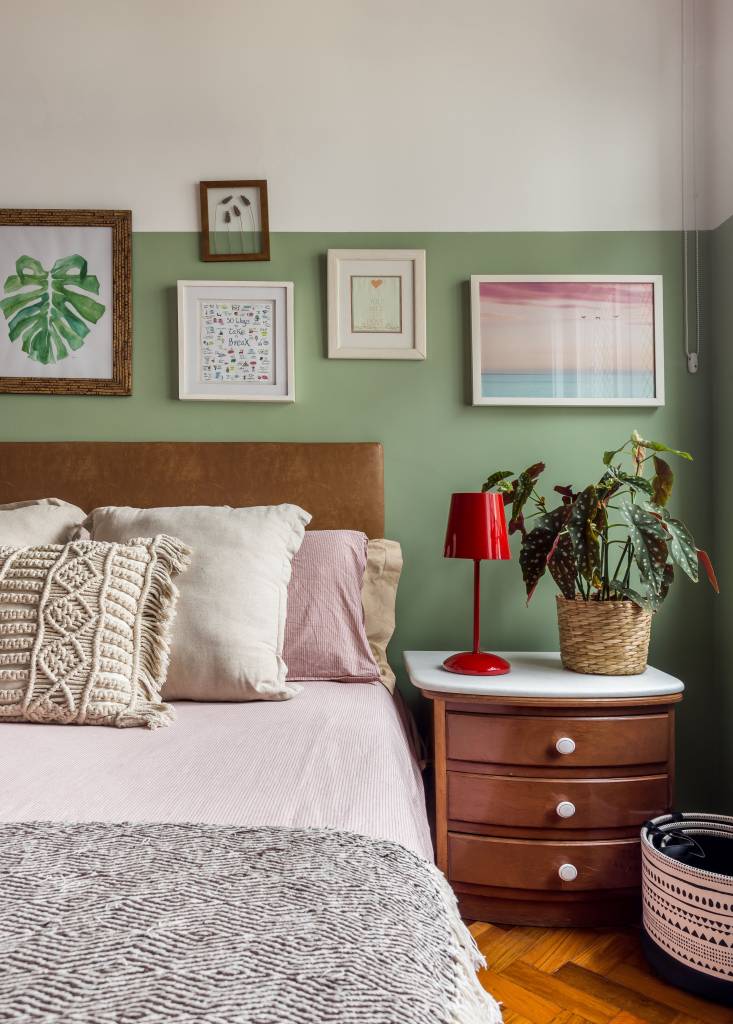 quarto-de-casal-meia-parede-quadros Pintura em meia parede verde quarto de casal