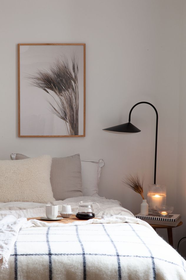 quarto-quadro-de-planta Um quadro de planta, em preto e branco, é exibido neste quarto majoritariamente branco