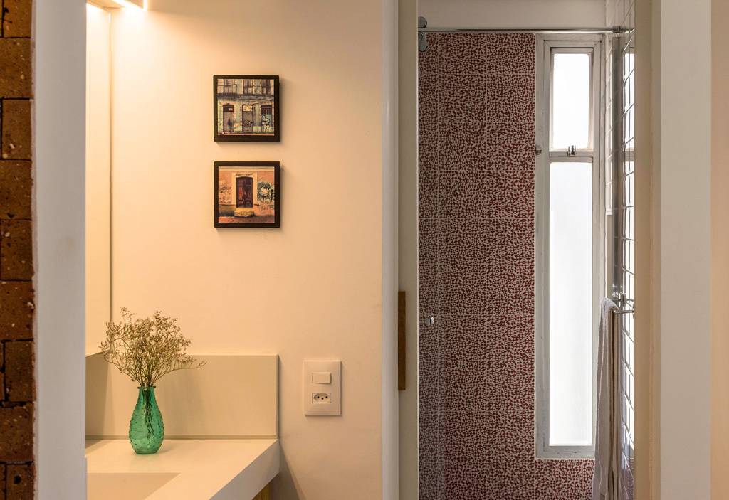 reforma-garante-personalidade-e-conforto-para-um-apartamento-de-70-m²-casa.com-hoearquitetura-eli-k-hayasaka-15-banheiro Banheiro branco com pastilhas vermelhas dentro do box