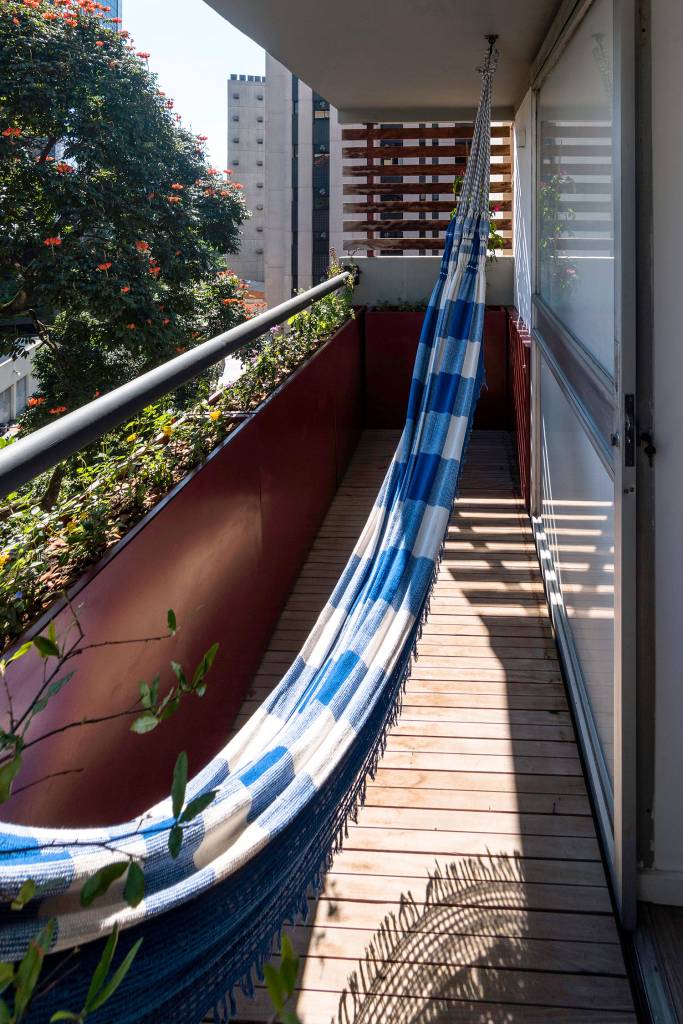reforma-garante-personalidade-e-conforto-para-um-apartamento-de-70-m²-casa.com-hoearquitetura-eli-k-hayasaka-18-varanda-com-rede Varanda com deck de madeira e rede de descanso
