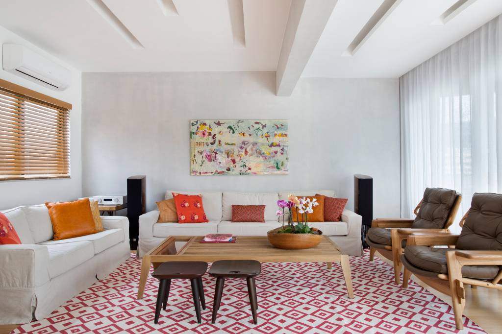 1-cobertura-de-250-m-2-leve-e-minimalista-é-nova-morada-para-família Sala de estar com tapete vermelho, sofá branco e mesa de centro