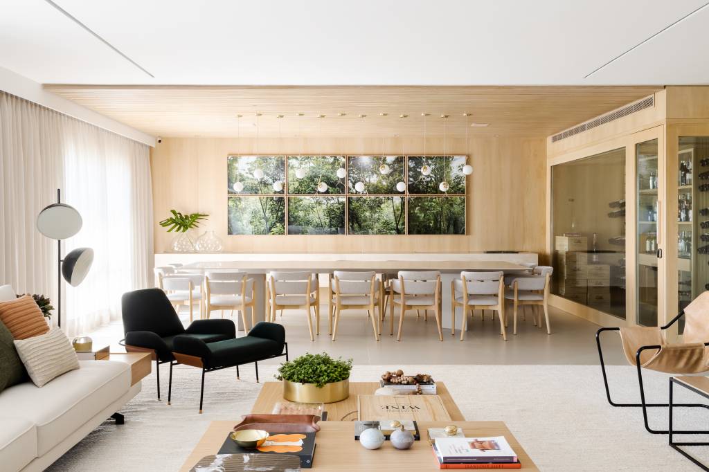 Apartamento Amorim Lima Sala de almoço integrada com sala de estar de tons neutros e design assinado