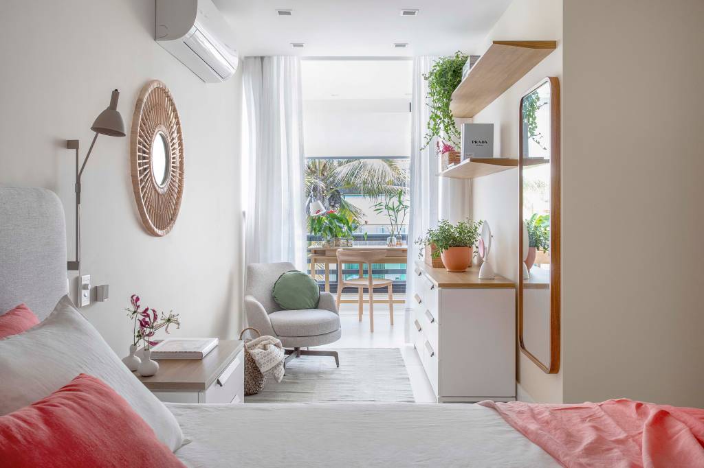 22-refúgio-à-beira-mar-confira-este-apê-com-vista-incrível-e-toques-praianos Quarto integrado à varanda