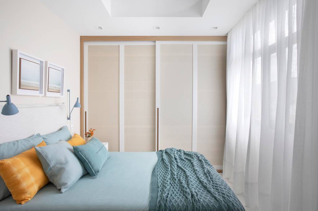 24-refúgio-à-beira-mar-confira-este-apê-com-vista-incrível-e-toques-praianos Quarto com armário de tons neutros