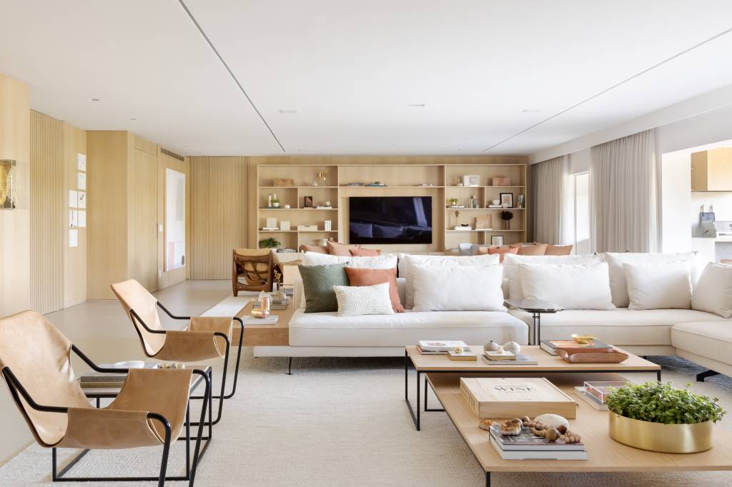 Apartamento Amorim Lima Sala de estar toda integrada com tons neutros e design assinado