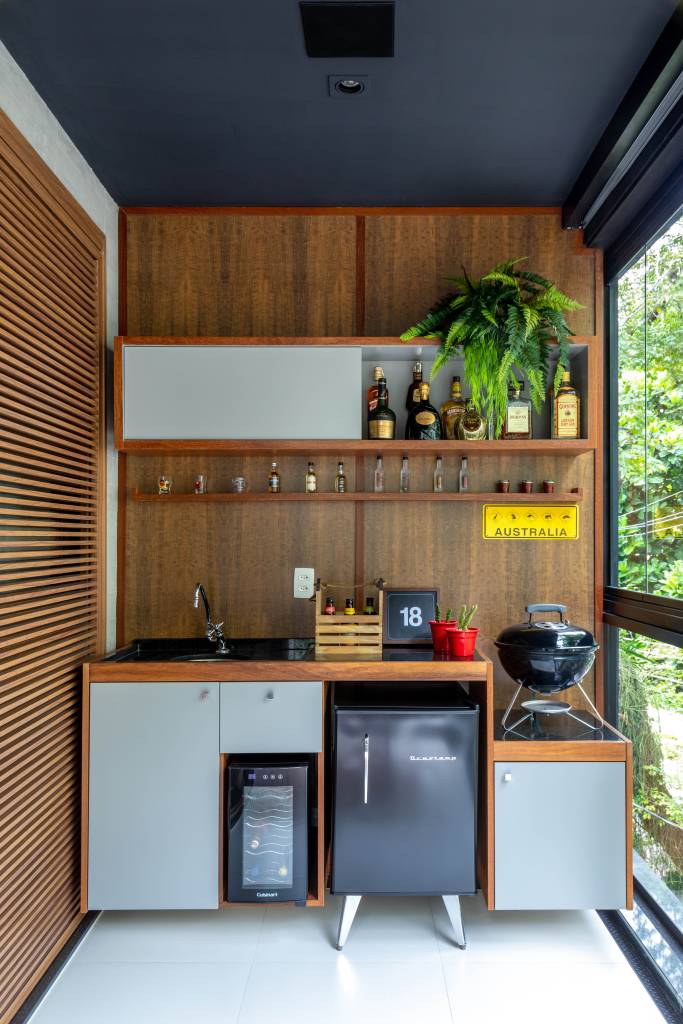 3-apê-de-65-m-2-recebe-estilo-contemporâneo-urbano-e-tons-neutros Espaço gourmet em varanda com marcenaria de tons neutros