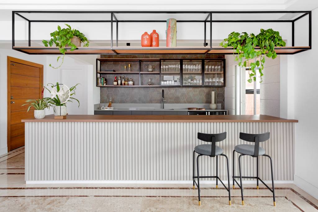 33-estilo-contemporaneo-e-easy-chic-definem-ape-jovem-em-sao-paulo Bar integrado