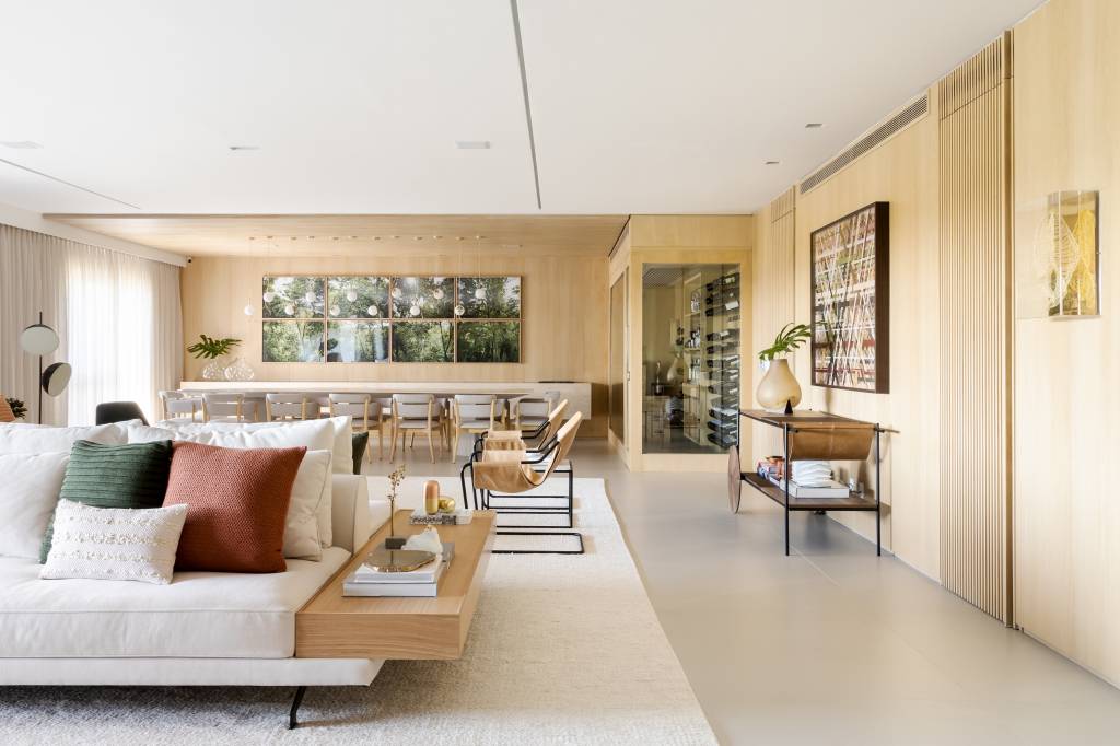 Apartamento Amorim Lima Salas integradas com décor neutro e muita madeira