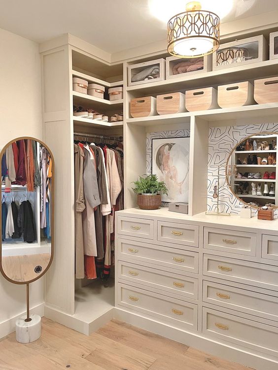 Closet organizado com tons neutros