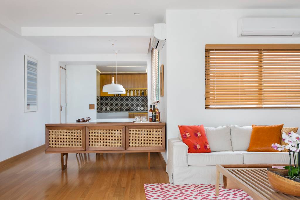 4-cobertura-de-250-m-2-leve-e-minimalista-é-nova-morada-para-família Sala de estar com sofá branco e piso de madeira