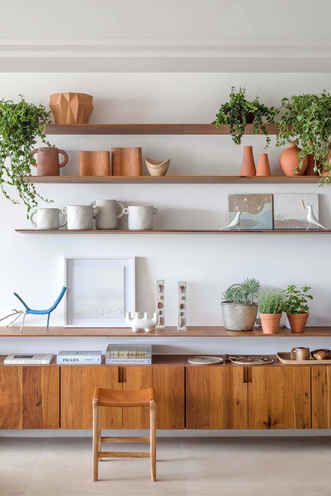 4-refúgio-à-beira-mar-confira-este-apê-com-vista-incrível-e-toques-praianos Estante de madeira freijó com decoração atemporal de tons neutros e plantas