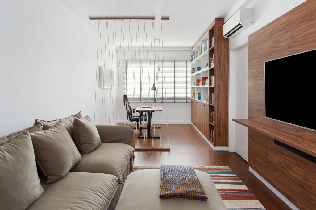 40-estilo-contemporaneo-e-easy-chic-definem-ape-jovem-em-sao-paulo Sala de TV separada com painel de cordas
