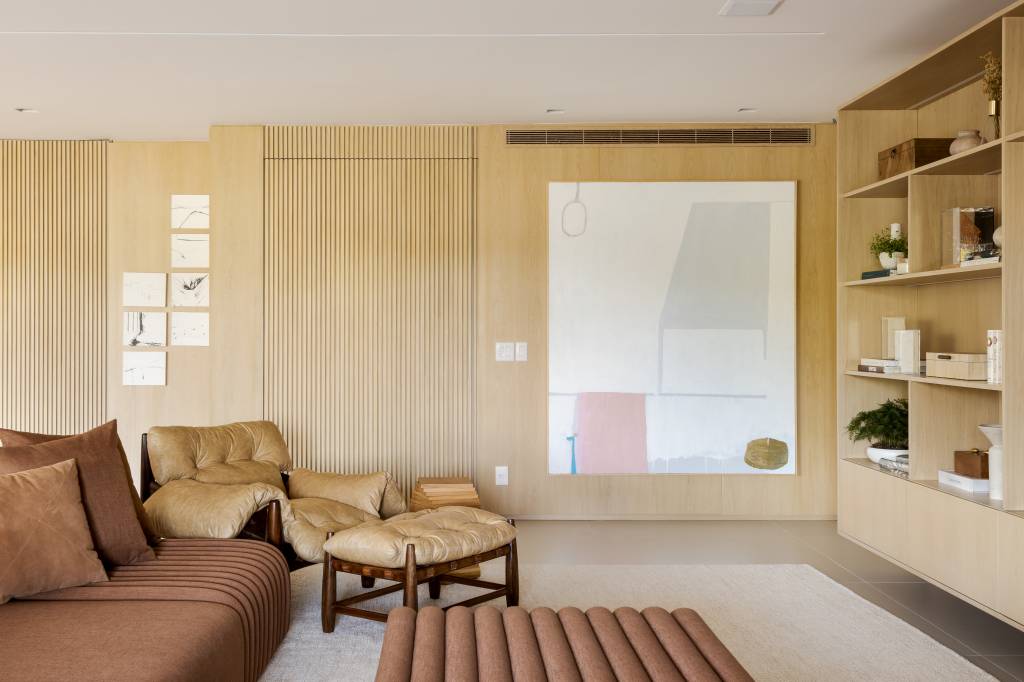 Apartamento Amorim Lima Painel de madeira em sala com décor neutro