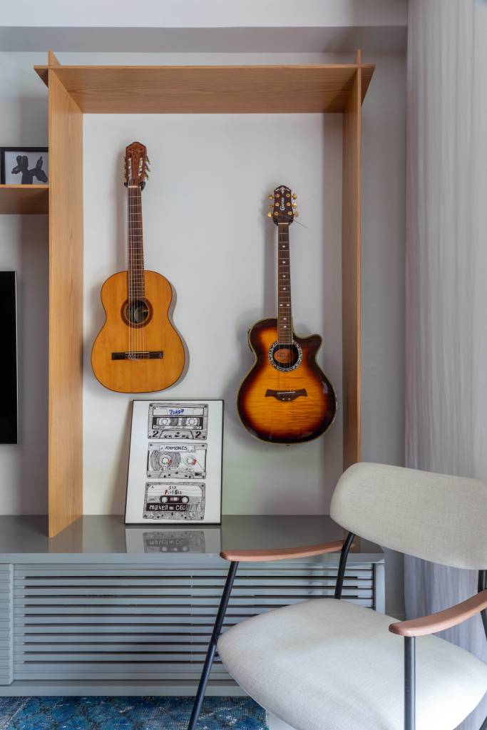 5-apê-de-65-m-2-recebe-estilo-contemporâneo-urbano-e-tons-neutros Cantinho de música com violão e guitarra suspensos