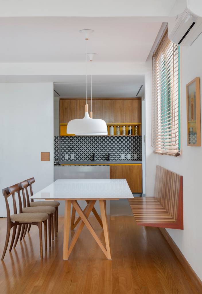 5-cobertura-de-250-m-2-leve-e-minimalista-é-nova-morada-para-família Cozinha e sala de jantar integradas