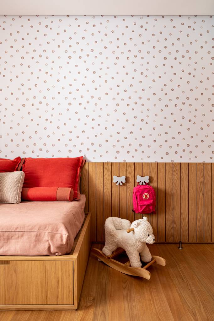 Quarto de menina com papel de parede de bolinhas rosas