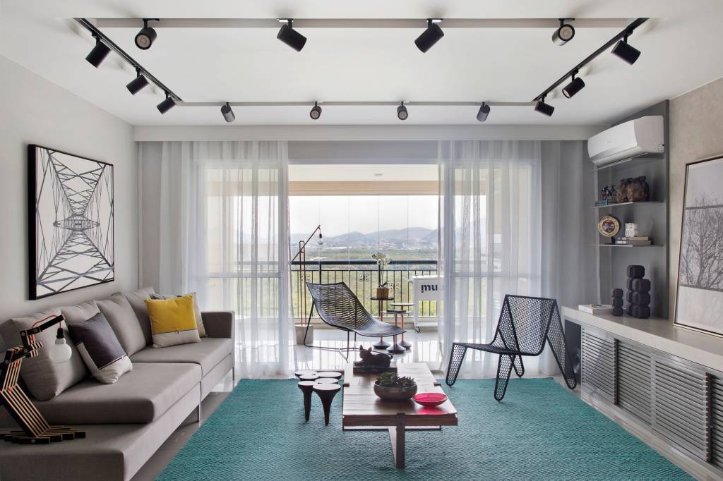 Cores de quadro definem paleta da área social deste apê de 165 m²