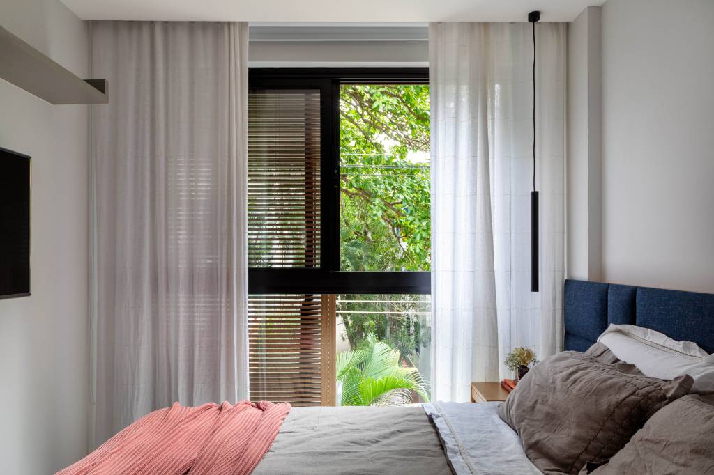 9-apê-de-65-m-2-recebe-estilo-contemporâneo-urbano-e-tons-neutros Quarto de casal com vista para natureza