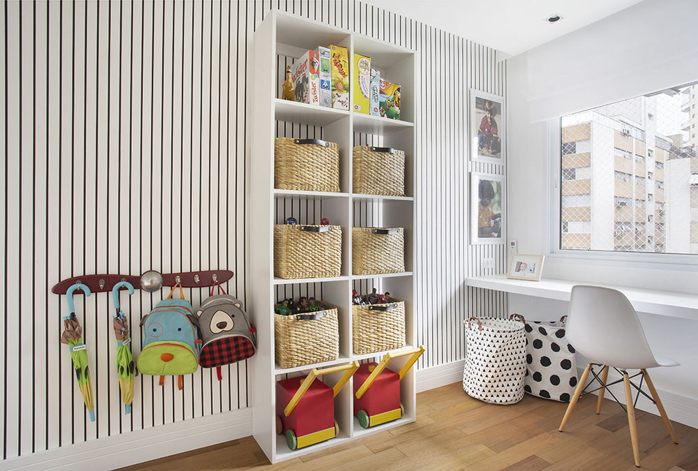 Apartamento no Itaim Bibi da arquiteta Cecília Teixeira, sócia da arquiteta Bitty Talbot no escritório Brise Arquitetura _ foto 19-quarto-criança-estante brinquedoteca